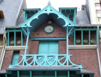 Balcon bleu de maison particulière 9