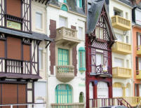 Balcons de couleurs de maisons particulières 11