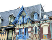 Balcons et mansarde bleue maison particulière 39