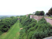 Montreuil sur Mer : Remparts et tours, végétation