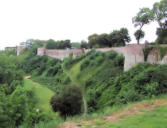 Montreuil sur Mer : remparts,tours, chemin piétonnier