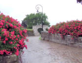 Montreuil sur Mer : remparts, porte d'enceinte et massifs de fleurs