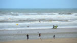 Hardelot Plage : promeneurs sur la plage