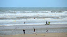 Hardelot Plage : promeneurs sur la plage