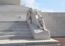 Monument Vimy : statue homme assis