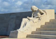 Monument Vimy : statue femme assise