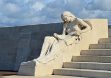 Monument Vimy : statue femme assise