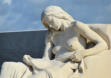Monument Vimy : détail femme assise