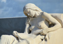 Monument Vimy : détail femme assise