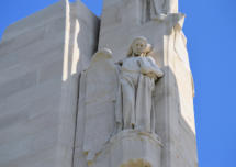 Monument Vimy : statue 1 sur colonne