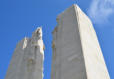 Monument Vimy : statues sur colonnes se dressant vers le ciel