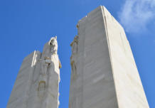 Monument Vimy : statues sur colonnes se dressant vers le ciel