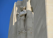 Monument Vimy : statue 2 sur colonne