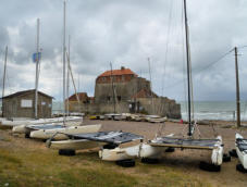 Ecole de voile à côté du fort