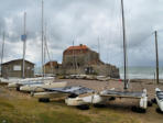 Ecole de voile à côté du fort