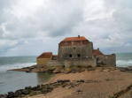 Fort avec plage de sable