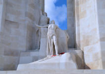 Monument Vimy : statue 3 en bas des colonnes