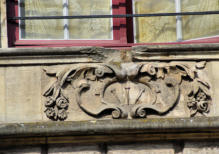 Arras : sculpture3 sur façade rappelant le passé de la ville