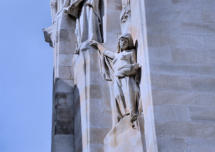 Monument Vimy : statue 4 sur colonnes