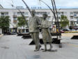 Calais : statue de yvonne et Charles De Gaulle