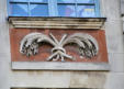 Arras : sculpture2 sur façade rappelant le passé de la ville