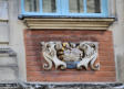 Arras : sculpture5 sur façade rappelant le passé de la ville