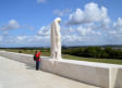 Monument Vimy : vierge baissant la tête avec touriste