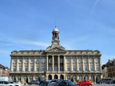 Cambrai : hôtel de ville et son parking