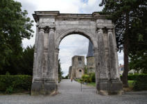 Bergues : la porte de marbre, porte de l'ancienne abbaye Winoc