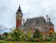 Calais : Hôtel de ville, beffroi et jardins