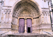 Saint Omer : cathédrale Notre Dame, le porche et son  tympan imposant