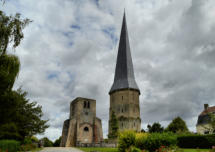 Bergues :  tours carrée et pointue de l'abbaye Winoc