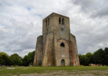 Bergues : tour carrée de l'abbaye Winoc