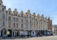 Arras : immeuble Place des héros avec galerie marchande