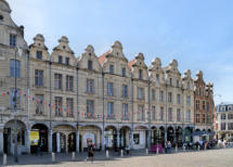 Arras : immeuble Place des héros avec galerie marchande