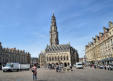Arras : fin de marché sur la place des héros, l'hôtel de ville, beffroi