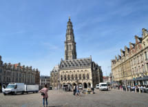 Arras : fin de marché sur la place des héros, l'hôtel de ville, beffroi