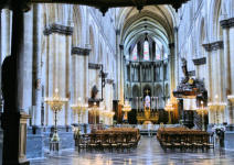 Saint Omer : cathédrale Notre Dame, nef, chaises, choeur en arrière plan