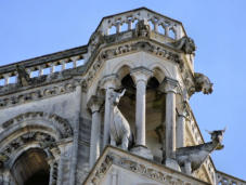 Laon : cathédrale Notre Dame, détails de la tour avec ses statues