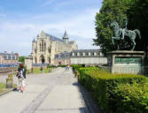 Collégiale Notre Dame, allée, statue