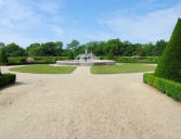 Fontaine, parterre gazon circulaire devant le château