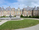 Fontaine devant la façade principale du château