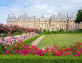 Massifs de fleurs, allées et château