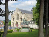 Statue et collégiale Notre Dame