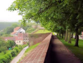 Montreuil sur Mer : chemin le long des remparts