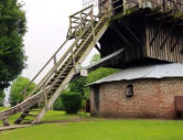 Accès à la partie haute du moulin à vent 