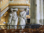 Personnages en  bas de la chaire de la cathédrale Notre Dame d'Amiens