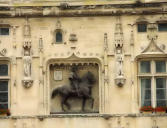 Sculptures sur la façade de l'hôtel de ville