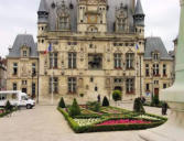 Hôtel de ville et parterre de fleurs