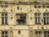 Détails de la façade de l'hôtel de ville